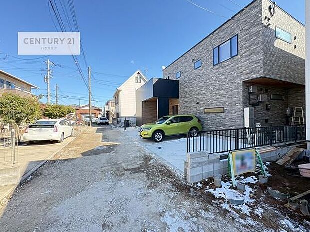 前面道路は4ｍ！陽当り良好な立地です。車庫入れが苦手な方も安心ですね。