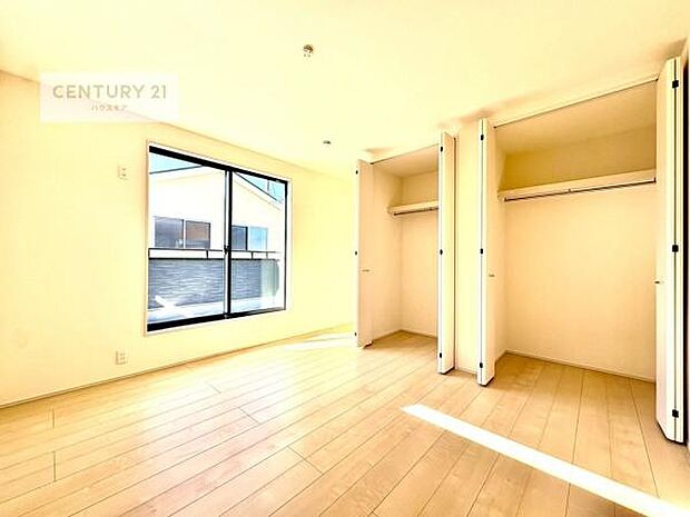 バルコニーに面している洋室です。明るく温もりがあり、換気もしっかりできます！朝起きて、外に出て背伸びをしつつ深呼吸をし良い朝を迎え入れることができます。