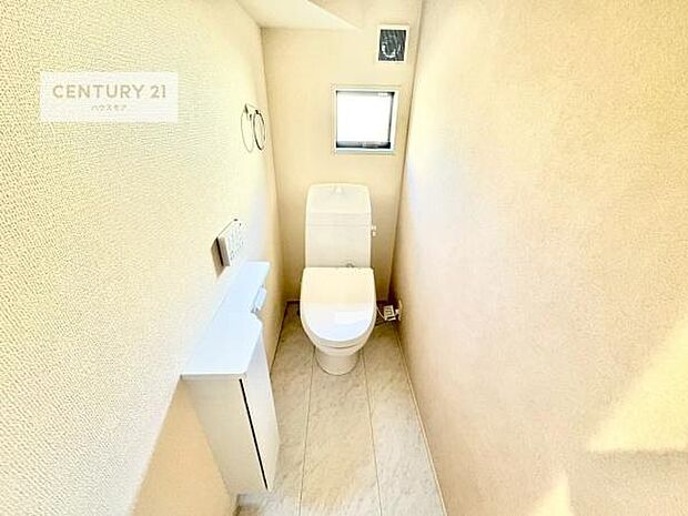 1・2階にトイレがございます！朝の忙しい時間帯も待たずにすみそうですね。白を基調とした清潔感のあるトイレでお手入れがしやすいです！