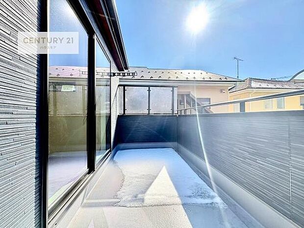 陽当たり良好なバルコニーです！晴れた日には青い空を見渡せる開放的な時間を楽しめます。