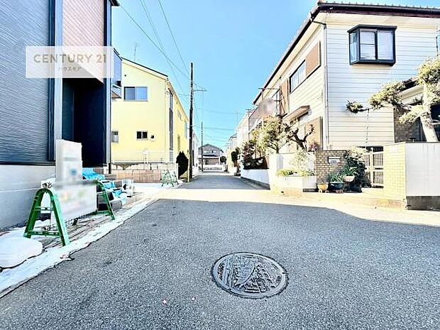 前面道路は4.5ｍ！陽当り良好な立地です。車庫入れが苦手な方も安心ですね。