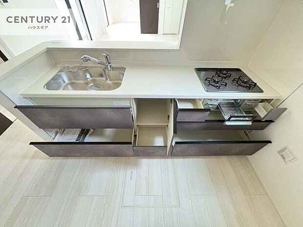 収納スペースが豊富で、調理スペースがスッキリと片付きひろ〜く活用できます！快適に作業ができます！毎日の料理が捗ります！