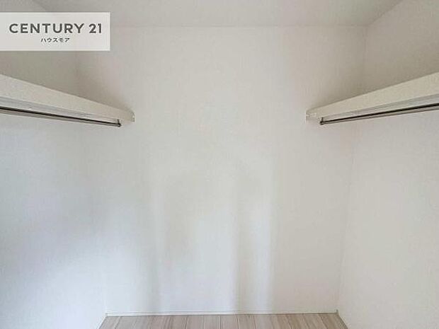 ウォークインクローゼット付きです。たくさんのお洋服などを収納しておけそうですね！他にも扇風機や加湿器など季節物の大きな家電も収納できます。