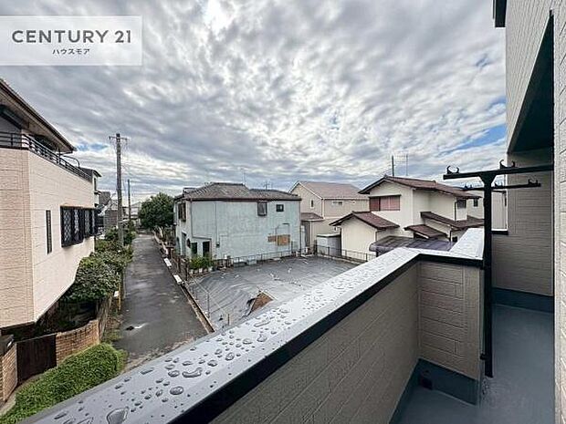落ち着きある住宅街です！周囲には高い建物がなく、空が広く開放感があり、陽当たりを大きく遮られることもありません！気持ちの良い風が通り抜ける街並みです！