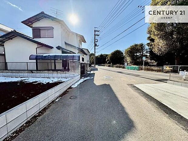 前面道路は6.92ｍ×4ｍ！陽当り良好な立地です。車庫入れが苦手な方も安心ですね。