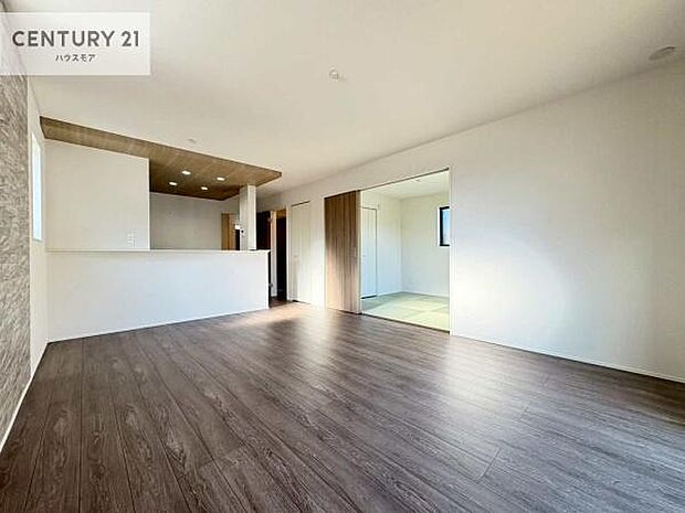 開放感のある広々LDK！ソファーやダイニングテーブルを置いても窮屈にならないので快適に過ごせます！コミュニケーションが取りやすいリビングです！