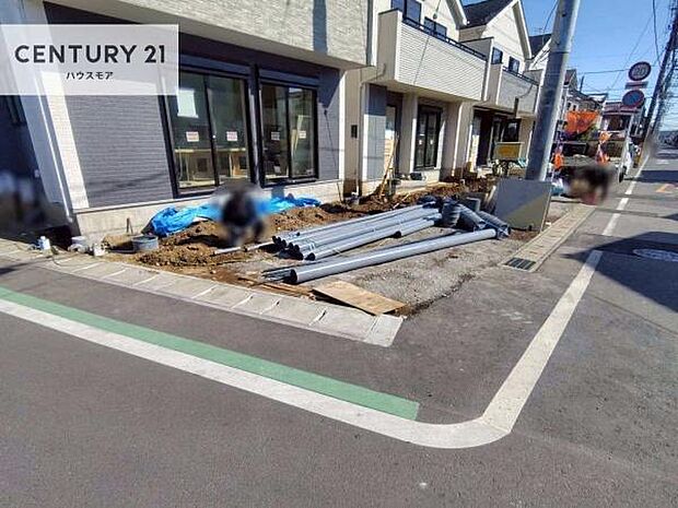 駐車スペースは2台分あります!セカンドカーはもちろん、バイクや自転車なども置き場所に困りません。(車種によります。)