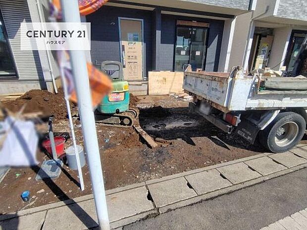 駐車スペースは2台分あります!セカンドカーはもちろん、バイクや自転車なども置き場所に困りません。(車種によります。)