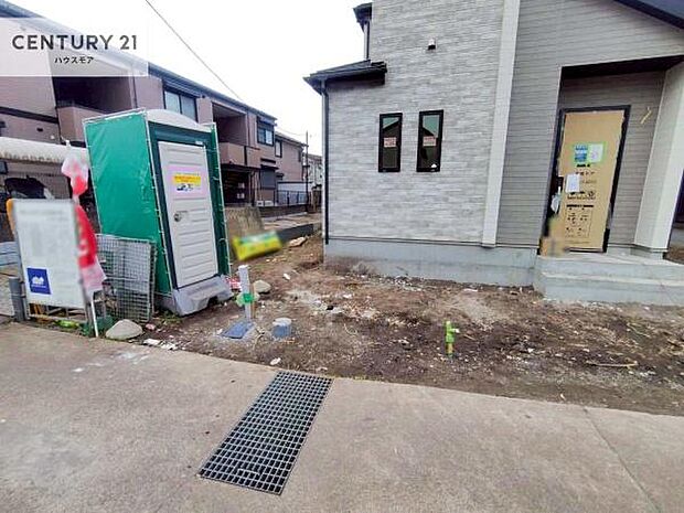 駐車スペースは2台分あります!セカンドカーはもちろん、バイクや自転車なども置き場所に困りません。