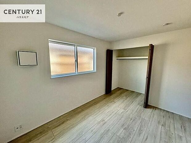 収納スペースがついています!居室をスッキリ整頓する事ができますね。家具を選ばないシンプルなデザインの為、家具を選ばずお気に入りの空間作りができそうですね。