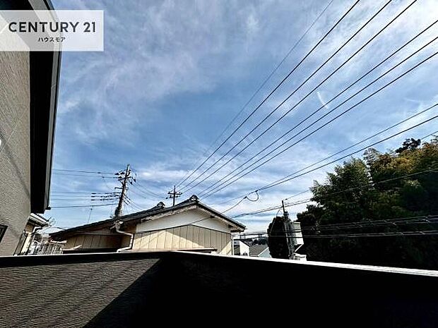 晴れた日には青い空を見渡せる開放的な時間を楽しめます。気持ちの良い風が通り抜ける街並みです!