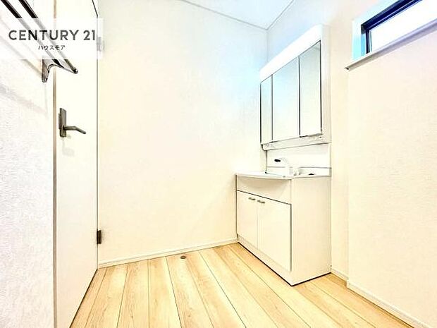 小窓付きの明るい洗面室です!湿気もすぐに入れ替えができて清潔に保つことができます!自然光が差し込むのでお化粧の仕上がりも良くなりますね!