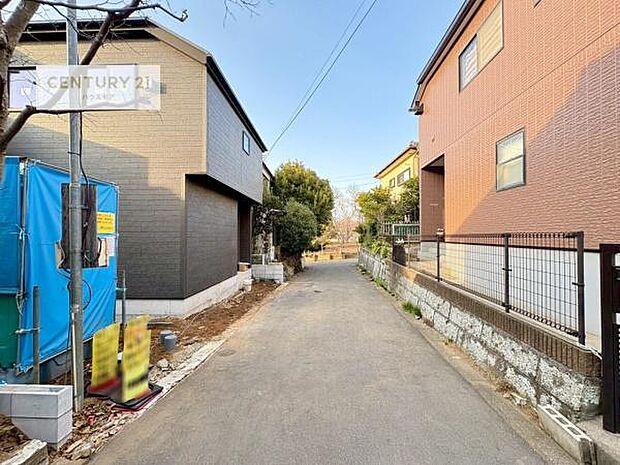 前面道路6m!陽当り良好な立地です。車庫入れが苦手な方も安心ですね。