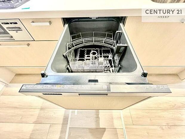 食洗機付きのキッチンです!忙しい時や手荒れ防止として大変活躍する便利な仕様です!ビルトインなのでキッチンの場所を取らず調理スペースを広く使うことが出来ます!