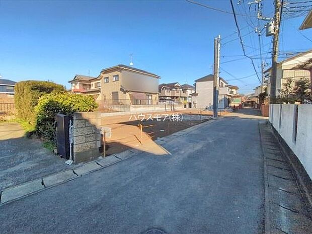 前面道路は4m!陽当り良好な立地です。車庫入れが苦手な方も安心ですね。