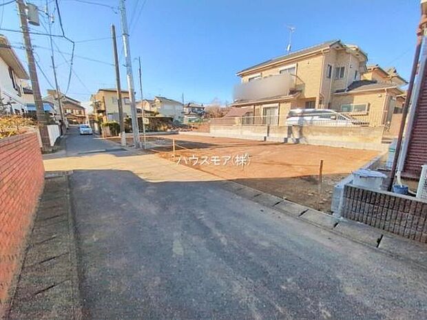 前面道路は4m!陽当り良好な立地です。車庫入れが苦手な方も安心ですね。