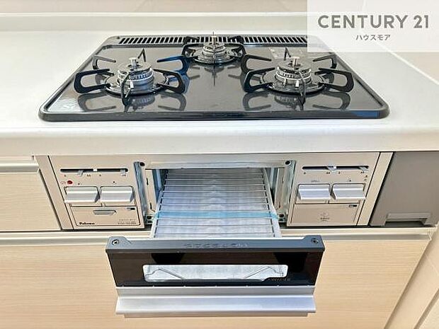 コンロは三口あるのでお料理の同時進行ができます。もちろんグリル付きです。調理スペースも広々している為作業がしやすい!使い勝手が良いシステムキッチンです!【同仕様写真】