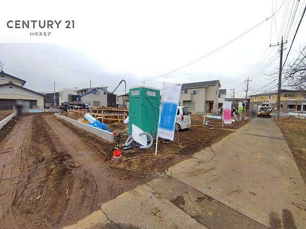 前面道路4m!陽当り良好な立地です。車庫入れが苦手な方も安心ですね。