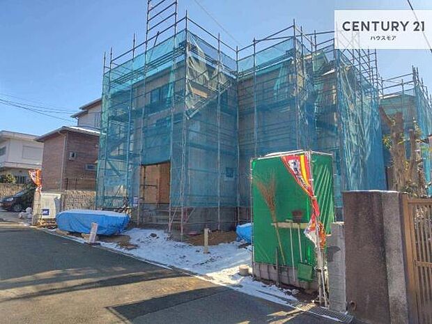 前面道路は6m!陽当り良好な立地です。車庫入れが苦手な方も安心ですね。