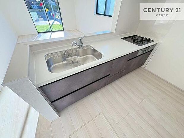 大人気の対面式システムキッチンを採用しています!ご家族のコミュニケーションが自然と増える設計です。お子様にも目が届くので嬉しいですね。広々使えて快適に作業が進みます。