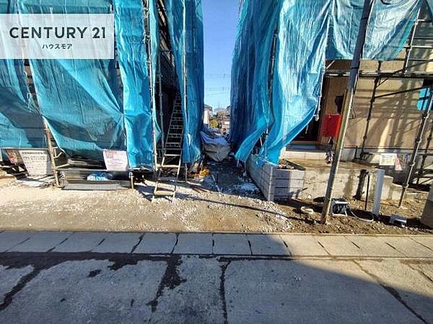 駐車スペースは2台分あります!セカンドカーはもちろん、バイクや自転車なども置き場所に困りません。