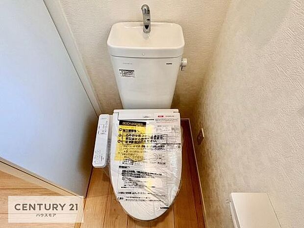 1・2階にトイレがございます！朝の忙しい時間帯も待たずにすみそうですね。白を基調とした清潔感のあるトイレでお手入れがしやすいです！【同仕様写真】