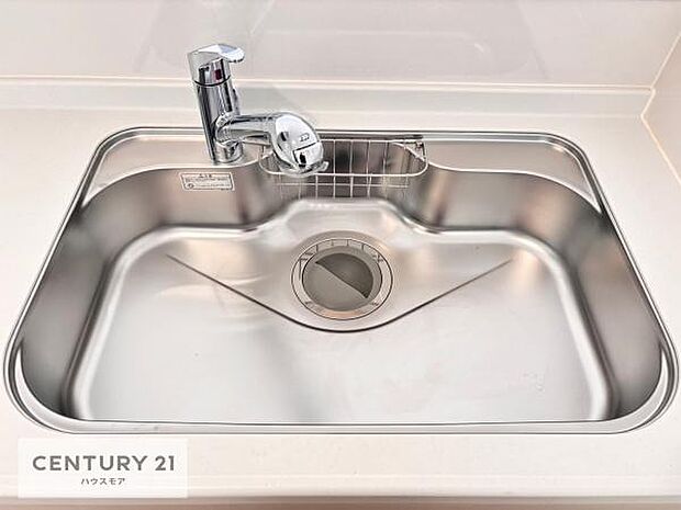 ワイドなシンクですね!水が跳ねにくく洗物がしやすい家事が楽々仕様のシステムキッチンです!デザイン性と機能性を兼ねたキッチンで清潔感がありますね!【同仕様写真】