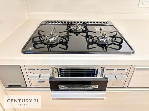 コンロは三口あるのでお料理の同時進行ができます。もちろんグリル付きです。調理スペースも広々している為作業がしやすい！使い勝手が良いシステムキッチンです！【同仕様写真】