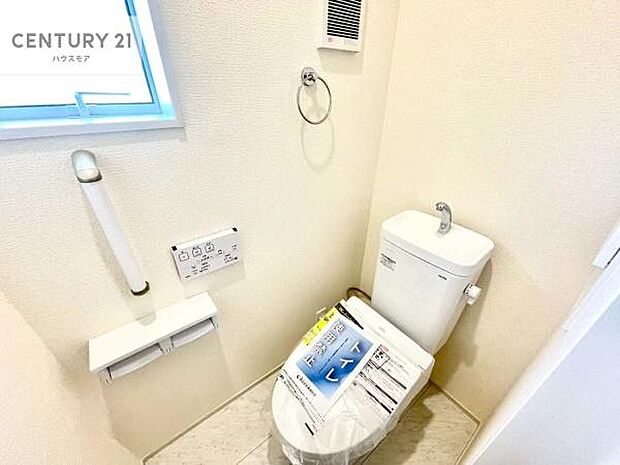 1・2階にトイレがございます!朝の忙しい時間帯も待たずにすみそうですね。白を基調とした清潔感のあるトイレでお手入れがしやすいです!