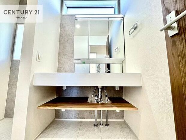 三面鏡仕様の洗面所は、身だしなみがしやすい造り!裏は収納になっています。ドライヤーやお化粧道具を片付けられるので洗面台周りをスッキリと見せることが出来ます!