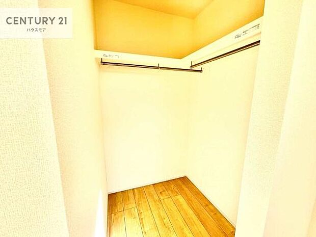 ウォークインクローゼット付きです。たくさんのお洋服などを収納しておけそうですね!他にも扇風機や加湿器など季節物の大きな家電も収納できます。