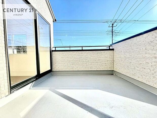 広々としているバルコニーです!お洗濯物を干すのはもちろん風に当たりながらくつろぎタイムが送れます!