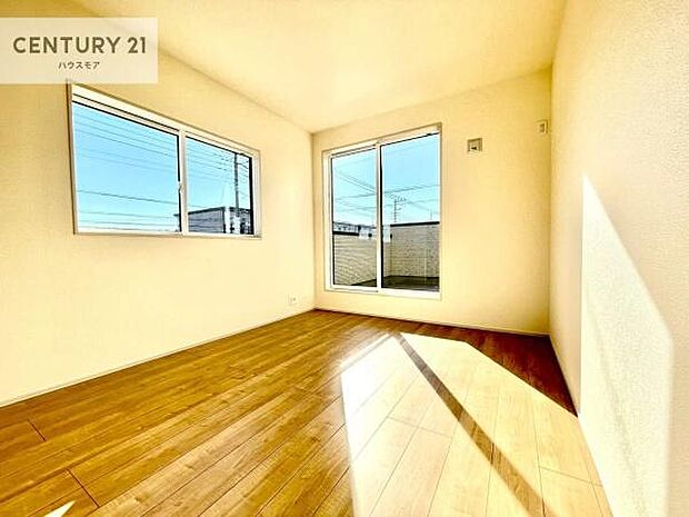 全居室がバルコニーに面した間取りのため、どのお部屋にも明るい自然光と心地よい風が行き届きます。各居室から直接バルコニーへ出入りできるため、洗濯物や布団干しもスムーズで、日々の家事動線にも優れています。