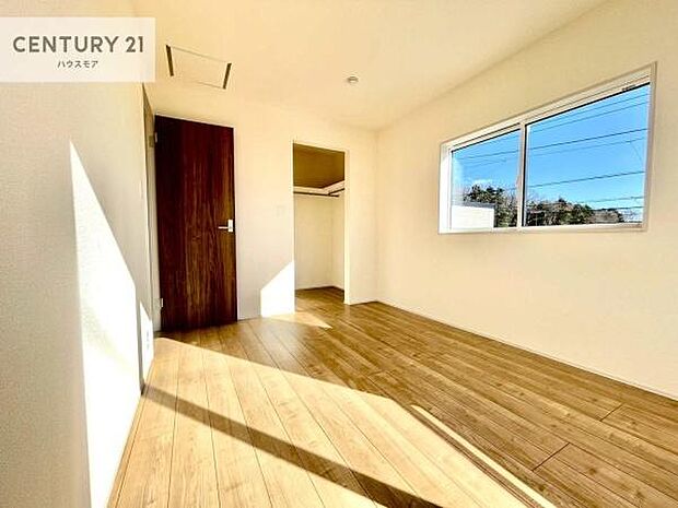 全居室に収納スペースを備えており、衣類や季節物、日用品までしっかりと収まります。各部屋ごとに収納があるため、生活空間をすっきりと保ちやすく、家具の配置もしやすい間取りです。