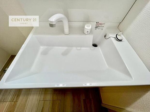 洗面台のボウルが深く床に水が跳ねにくいです!それにお掃除がしやすい使い勝手の良い白を基調とした清潔感のある洗面台で気持ちよくお使いいただけます!