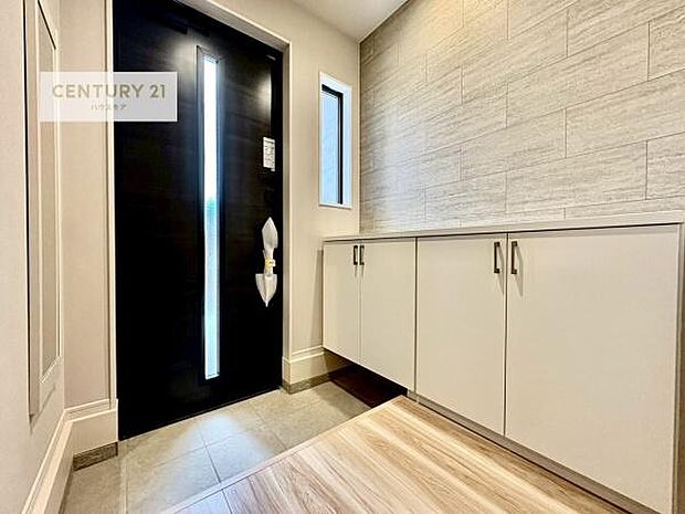 シューズボックス付きなので、玄関が片付きお掃除がしやすいです!スッキリした玄関で戸を開けた瞬間、清潔感のある心地いい空間が出迎えてくれます。