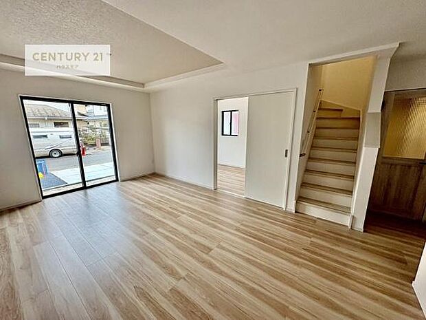 大きな窓からたっぷりの陽ざしが入る明るいリビング。開放感のあるリビングで家族団らんのくつろぎの時間を過ごせます。