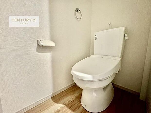 1・2階にトイレがございます!朝の忙しい時間帯も待たずにすみそうですね。白を基調とした清潔感のあるトイレでお手入れがしやすいです!