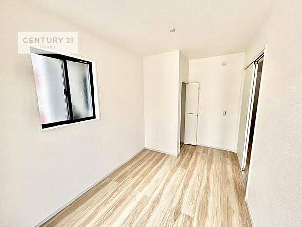 リビングと隣接した洋室です!家事の休憩スペースやキッズスペースとして活用するのもよさそうですね!収納も付いています!