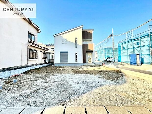 駐車スペースは2台分あります!セカンドカーはもちろん、バイクや自転車なども置き場所に困りません。