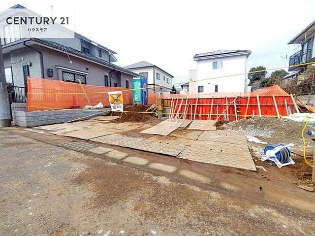 駐車スペースは2台分あります!セカンドカーはもちろん、バイクや自転車なども置き場所に困りません。