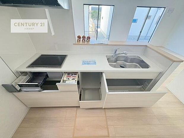 収納スペースが豊富で、調理スペースがスッキリと片付きひろ〜く活用できます!快適に作業ができます!毎日の料理が捗ります!