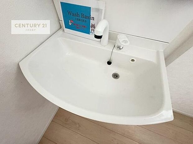 深い洗面台ボウルは、水が跳ねにくいのでお手入れが楽々!清潔感が保てます!キレイな洗面所で自分磨きのモチベーションが上がりますね!