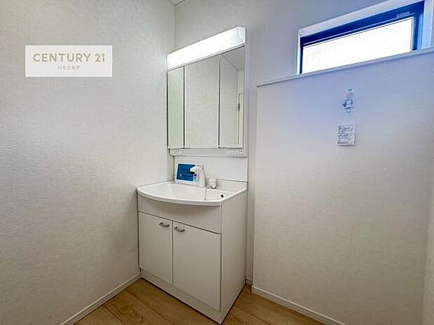 小窓付きの明るい洗面室です!湿気もすぐに入れ替えができて清潔に保つことができます!自然光が差し込むのでお化粧の仕上がりも良くなりますね!