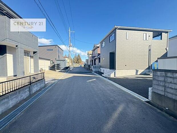 前面道路6.02m!陽当り良好な立地です。車庫入れが苦手な方も安心ですね。