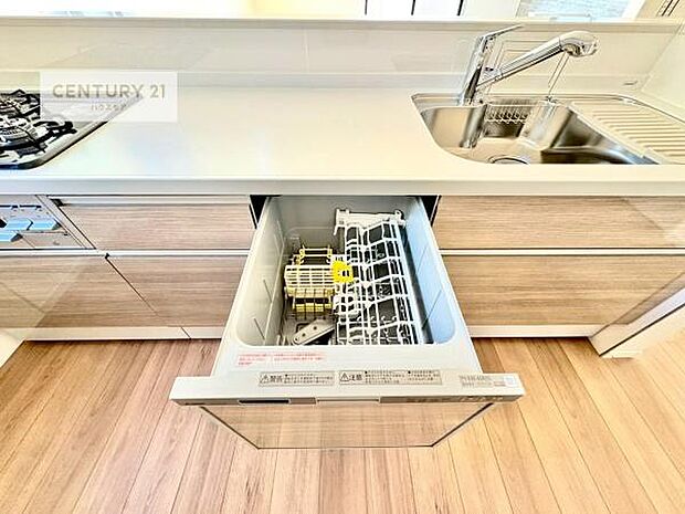 食洗機付き!忙しい時や冬場は手荒れ防止として大活躍します!ビルトイン仕様なので、場所も取らず調理スペースも広く使えて手際よく作業が出来ます!