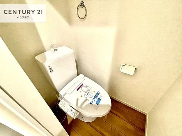 1・2階にトイレがございます!朝の忙しい時間帯も待たずにすみそうですね。白を基調とした清潔感のあるトイレでお手入れがしやすいです!
