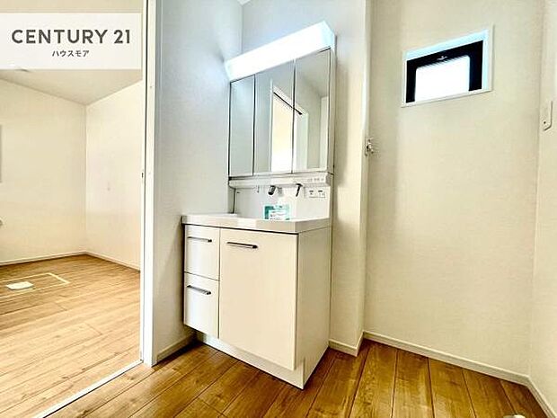 小窓付きの明るい洗面室です!湿気もすぐに入れ替えができて清潔に保つことができます!自然光が差し込むのでお化粧の仕上がりも良くなりますね!