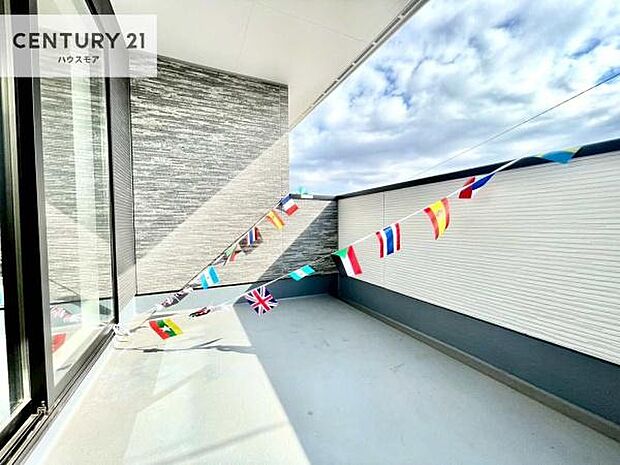 広々としているバルコニーです!お洗濯物を干すのはもちろん風に当たりながらくつろぎタイムが送れます!