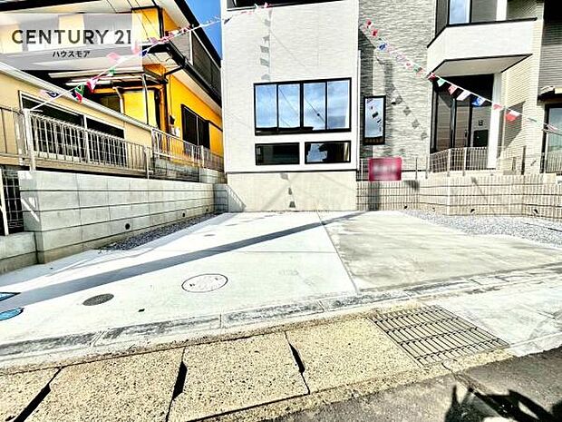 駐車スペースは2台分あります!セカンドカーはもちろん、バイクや自転車なども置き場所に困りません。